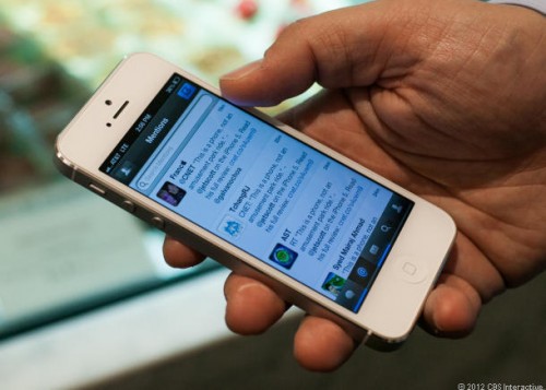 Seorang Wanita di Cina Meninggal Tersengat Listrik dari iPhone 5 2 archimedes_iphone5_lifestyle_outside_35438535_10_610x436