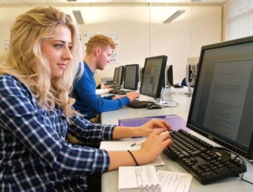 India Akan Lampaui Amerika Serikat dalam Hal Jumlah Pengembang Software 1 girl_computer-550x418