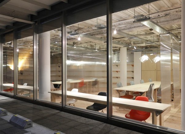 Mozilla Jepang Persilahkan Publik Mencontek Furnitur Kantor Mereka 4 office night