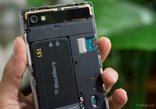 BlackBerry Z10 Porsche Design P’9982 Segera Diluncurkan? 5 Blackberry-Porsche-P9882-(2)