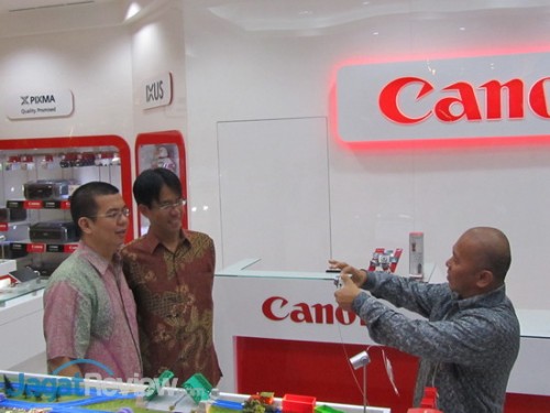Perwakilan dari Canon, Fokus Grafindo, dan Datascrip mendemokan langsung kemampuan dari PowerShot N.