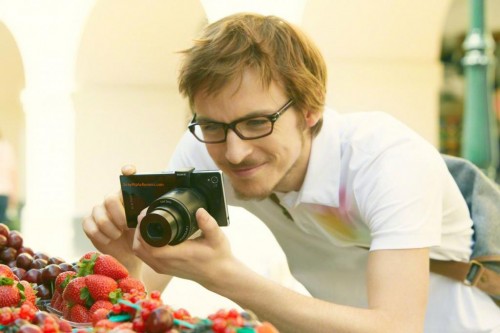 Foto Lensa Kamera Smartphone Sony DSC-QX10 dan DSC-QX100 Muncul di Internet 3 DSC-QX100_Lifestyle_02