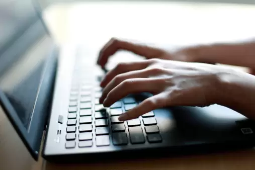 Tips: Mengubah Nama Banyak File Sekaligus pada Windows 32 TYPING ON KEYBOARD