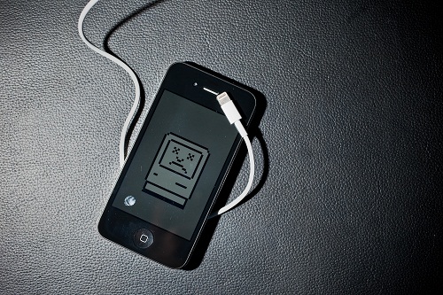 Kasus Sengatan Listrik Charger iPhone Buat Apple Sediakan Charger Murah di China 1 iphone and charger