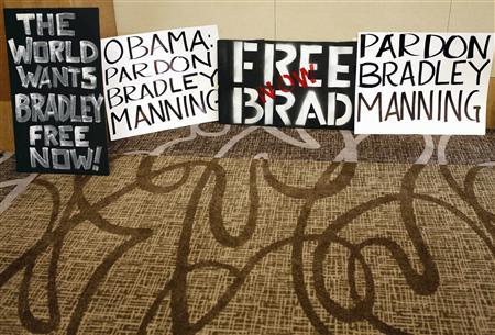 Manning Dipenjara 35 Tahun karena Bocorkan Rahasia ke Wikileaks 2 Placards from activists line the wall before a news conference by U.S. soldier Bradley Manning's defense attorney David Coombs in Hanover, Maryland