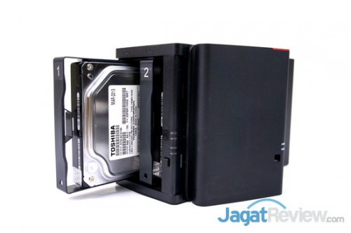 Review Buffalo LinkStation 420 2 TB: NAS Mungil yang Mudah Digunakan 6 Ketika panel depan dilepas, kedua hard disk dapat diakses dengan mudah. Selain itu, dua lampu indikator tersembunyi juga terlihat.
