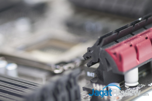 Review MSI Z77A-GD65 Gaming: Motherboard Gaming Untuk Ivy Bridge 3 MSI_Z77-GD65_Gaming_Aufmarker_Dragon1