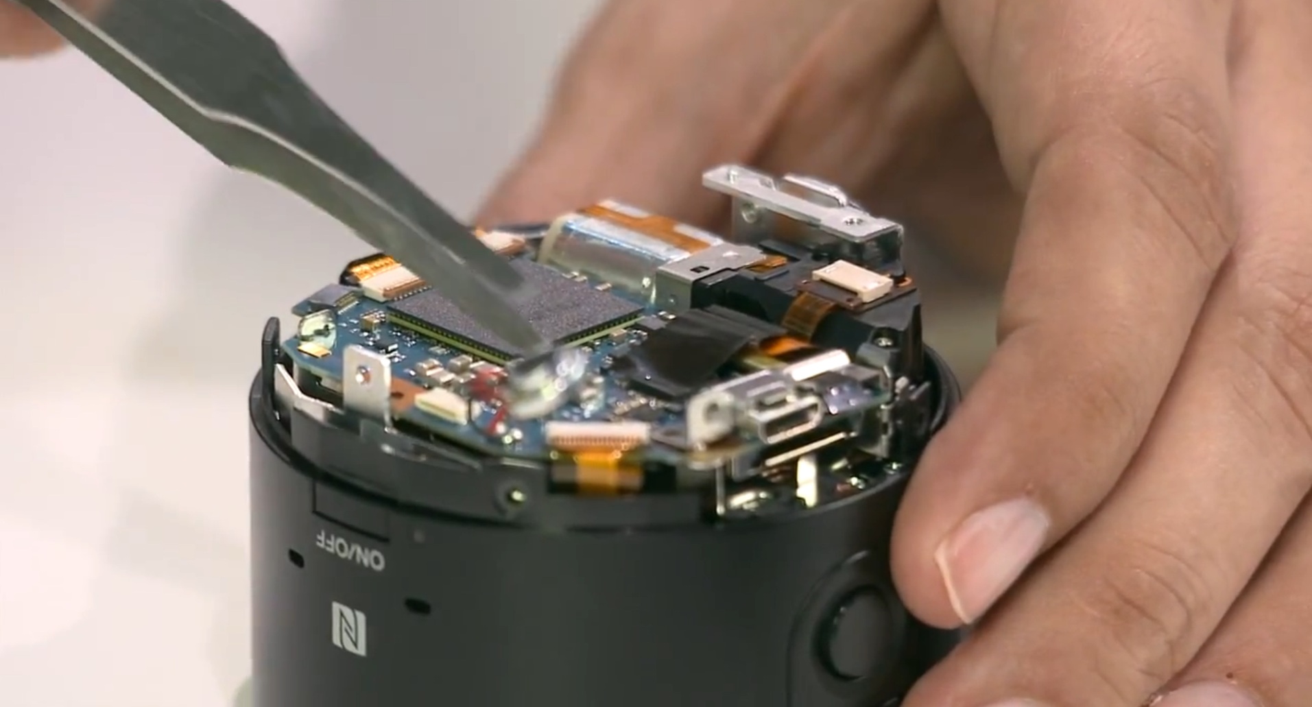 Melihat Isi Jeroan dari Lensa Smartphone QX-100 4 QX 100 bongkar