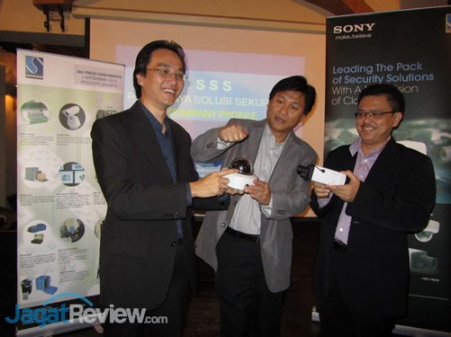Senjaya Solusi Sekurindo Hadirkan IP Camera Terbaru Sony! 1 Perwakilan dari Triple S menunjukkan produk keluarga G6 dari Sony.