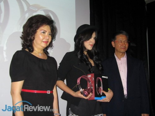 Sennheiser Hadirkan Headphone Momentum On-Ear di Indonesia 2 Ibu Emily dari Astrindo, distributor resmi Sennheiser di Indonesia, Raisa, brand ambassador Sennheiser, dan Mr. Ng Chee Soon dari Sennheiser Asia memperkenalkan Momentum On-Ear.