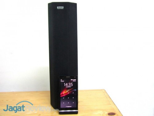 Perbandingan ukuran SBX20 dengan smartphone 4.3