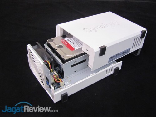 Sisi kiri perangkat dapat dibuka untuk mengakses hard disk yang ada di dalam.
