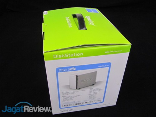 Informasi spesifikasi DS213air yang tercantum di salah satu sisi kemasan penjualan.