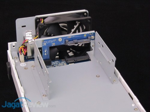 Bay tempat kedua hard disk dipasang.