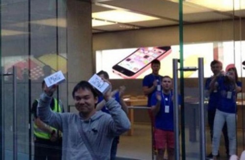 Pria Indonesia Ini Bukan Hanya Beruntung Dapatkan iPhone 5S 2 iphone