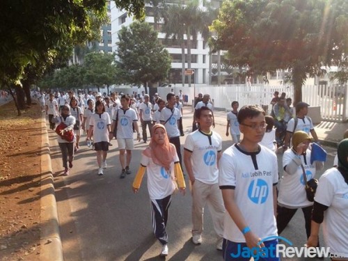 HP Sosialisasikan Penggunaan Produk Asli dengan Fun Walk  1385618_10202087544611914_10527483_n