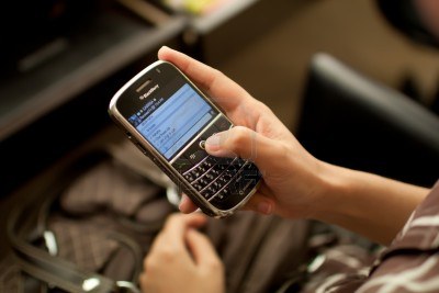 BlackBerry Tawarkan Diri ke 6 Perusahaan Raksasa? 33 14564862 woman using blackberry messenger to chat with her friend