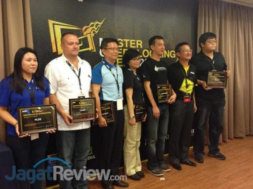 Detik-Detik Master Overclocking Arena 2013 - Langsung dari Taipei, Taiwan! 5 Setelah memberikan kata sambutan, perwakilan dari sponsor mendapatkan piagan penghargaan dari MSI atas partisipasi mereka mendukung acara ini.