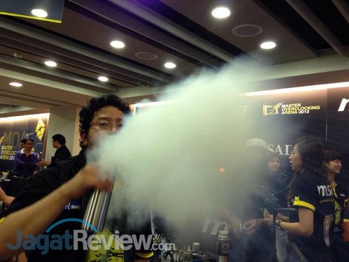 Detik-Detik Master Overclocking Arena 2013 - Langsung dari Taipei, Taiwan! 27 Semburan Nitrogen dari peminpin klasemen saat ini, Alva Jonathan.