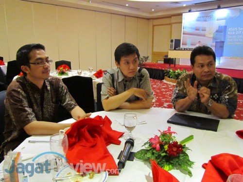 Asus Server Kick Off Gathering: Perkenalan Produk Server dari Brand Ternama Asal Taiwan 3 Bapak David dari Intel (kanan), Bapak Willy dari Asus (tengah), dan perwakilan Festino (kiri) menjawab pertanyaan dari perwakilan media terkait produk-produk Asus.