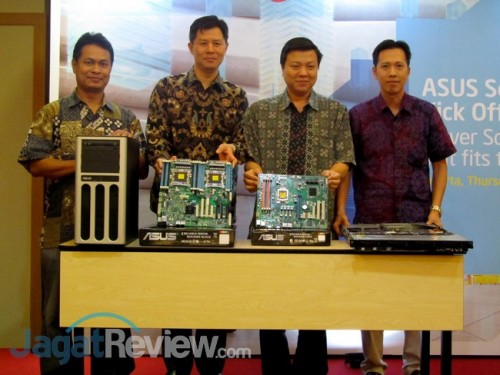 Asus Server Kick Off Gathering: Perkenalan Produk Server dari Brand Ternama Asal Taiwan 1 Perwakilan dari Intel Indonesia, Asus Indonesia, dan Festino memperkenalkan beberapa produk server dan motherboard server dari Asus.