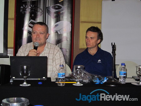 Corsair Perkenalkan Power Supply RM Series 1 Tim Handley (kiri) dan Shane Dennison (kanan) dari Corsair menjelaskan berbagai produk dari Corsair, termasuk power supply RM Series.