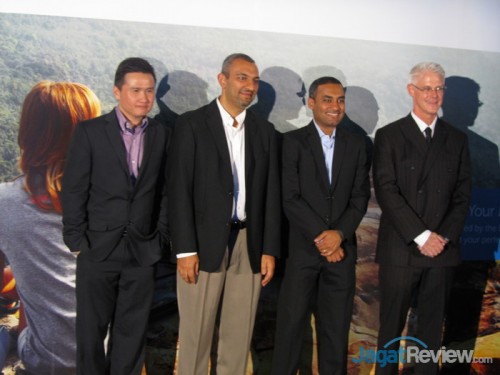 Inilah Produk Baru Dell yang Diperkenalkan di Acara di Singapura 1 Petinggi Dell APJ dan perwakilan dari Intel berpose bersama setelah memberikan presentasi terkait produk-produk baru Dell.