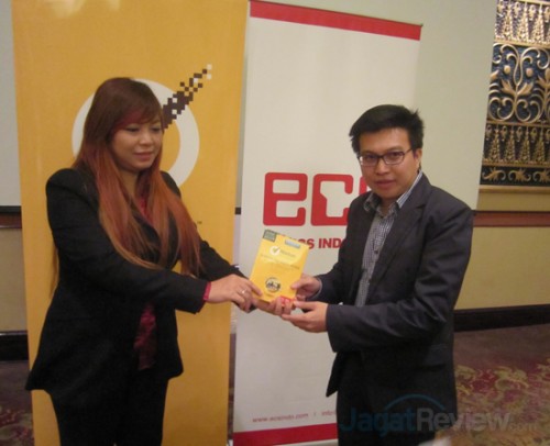 Rita Nurtika, Consumer Sales Manager Symantec Indonesia, dan Husin Tjandera, Consumer Director PT ECS Indo Jaya.