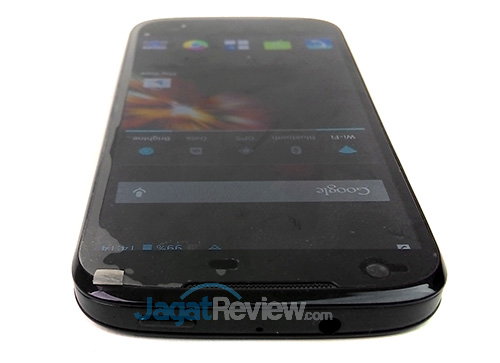 Review Smartfren Andromax V: Smartphone CDMA GSM Quad Core Kencang dan Murah 9 Smartfren Andromax V - Sisi Atas