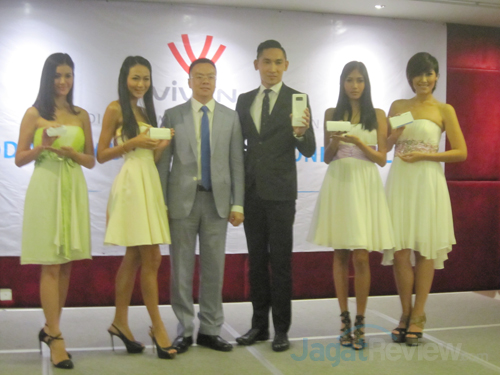 Vivan Perkenalkan Lima Seri PowerBank Terbaru 1 Watson Xu berpose dengan lima model yang memegang lima produk PowerBank terbaru dari Vivan