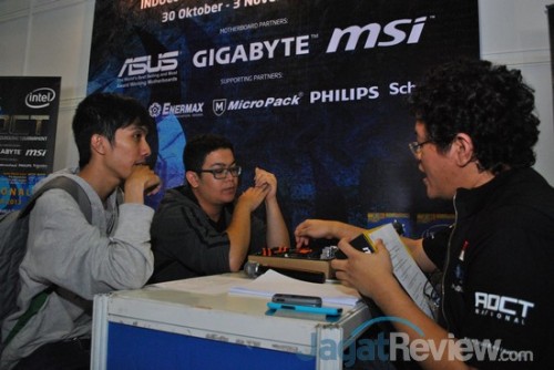 AOCT 2013 Nasional - Kilas Balik Hari Pertama: Audisi 4 Salah satu tim peserta audisi tengah menghadapi Alva Jonathan di