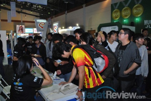 AOCT 2013 Nasional - Kilas Balik Hari Pertama: Audisi 1 Tim pendaftar melakukan registrasi ulang.