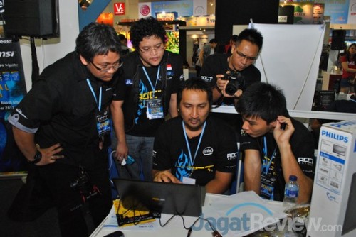 AOCT 2013 Nasional - Kilas Balik Hari Pertama: Audisi 8 Tim juri, Dedy Irvan (depan laptop), Alva Jonathan, Dendy Putra