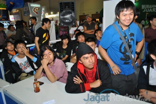 AOCT 2013 Nasional - Kilas Balik Hari Pertama: Audisi 9 Beberapa peserta mulai terlihat cemas menanti pengumuman hasil audisi.