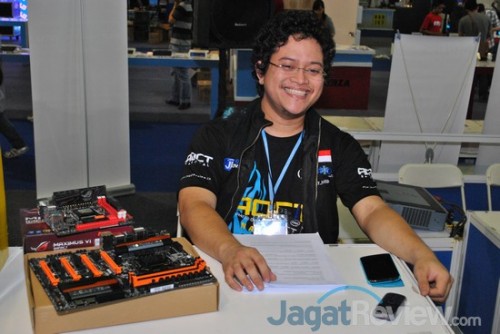 AOCT 2013 Nasional - Kilas Balik Hari Pertama: Audisi 2 Master Judge AOCT 2013 Nasional, Alva Jonathan, menanti peserta di meja