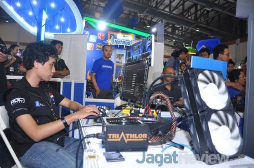 AOCT 2013 Nasional - Kilas Balik Hari Kedua: Pro OC Tournament 7 Richard Sutanto dari JagatOC menjadi peserta yang paling cepat memasang Kraken X60 ke sistemnya. Hal ini cukup wajar mengingat dialah yang mengerjakan tes perbandingan watercooling kit di JagatReview beberapa waktu lalu sehingga sudah cukup familiar dengan perangkat yang digunakan di sesi ini.