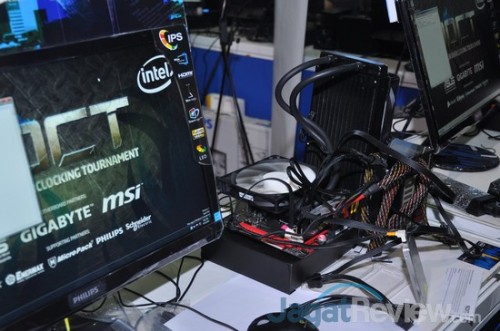 AOCT 2013 Nasional - Kilas Balik Hari Kedua: Pro OC Tournament 8 Ukurannya yang kecil membuat Maximus VI IMPACT seakan tenggalam oleh pendingin yang digunakan. Walaupun begitu, ukuran kecil tersebut tidak menghambat Asus untuk membenamkan kemampuan overclocking kelas atas didalamnya.