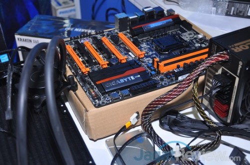 AOCT 2013 Nasional - Kilas Balik Hari Kedua: Pro OC Tournament 10 Z87X-OC yang digunakan di sesi kedua telah siap di meja peserta.