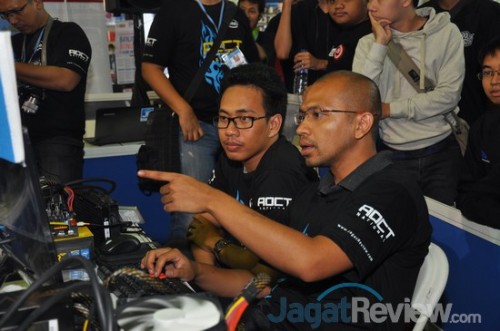 AOCT 2013 Nasional - Kilas Balik Hari Kedua: Pro OC Tournament 3 Reza (kiri) dan Indra (kanan)
