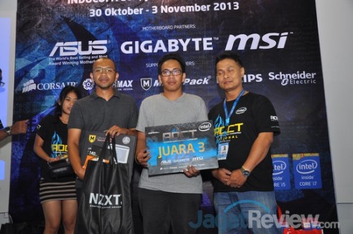 AOCT 2013 Nasional - Kilas Balik Hari Kedua: Pro OC Tournament 14 Juara 3 sesi Asus, Reza & Indra, bersama dengan perwakilan dari Intel, Bapak David.