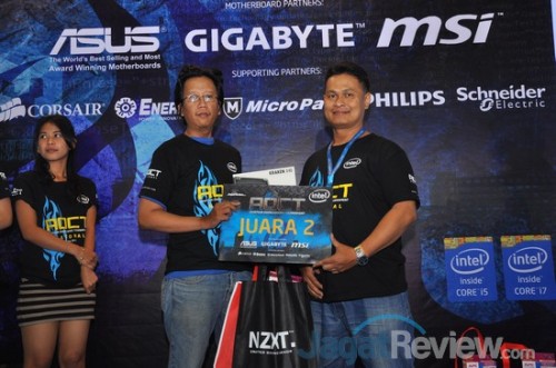 AOCT 2013 Nasional - Kilas Balik Hari Kedua: Pro OC Tournament 15 Juara 2 sesi Asus, Ekky, bersama bapak David.