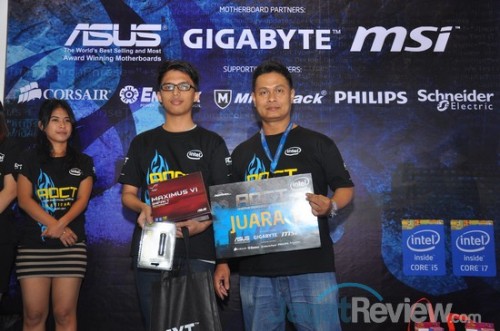 AOCT 2013 Nasional - Kilas Balik Hari Kedua: Pro OC Tournament 16 Juara 1 sesi Asus, Fajar Martin, bersama dengan Bapak David. Juara 1 sesi ini mendapatkan motherboard yang digunakan dalam sesi tersebut, Maximus VI IMPACT dan souvenir dari Corsair.