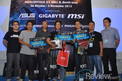 AOCT 2013 Nasional - Kilas Balik Hari Kedua: Pro OC Tournament 17 Pemenang dari sesi Asus berpose bersama Bapak David, Bapak Ryan dari Asus (kanan) dan Bapak Andy dari Vertizon, distributor NZXT.