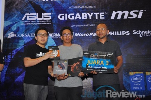 AOCT 2013 Nasional - Kilas Balik Hari Kedua: Pro OC Tournament 18 Juara 3 dari sesi Gigabyte, Reza dan Indra, bersama dengan Bapak Andy.
