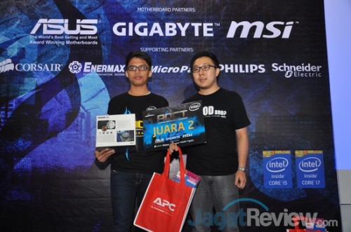 AOCT 2013 Nasional - Kilas Balik Hari Kedua: Pro OC Tournament 19 Juara 2 dari sesi Gigabyte, Fajar Martin, bersama Bapak Andy. Juara 2 mendapatkan Kraken X40 dari NZXT serta souvenir dari Schneider Electric.