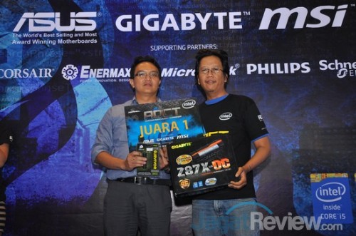 AOCT 2013 Nasional - Kilas Balik Hari Kedua: Pro OC Tournament 20 Juara 1 dari sesi Gigabyte, Ekky, bersama Bapak Benny dari NE, distributor Gigabyte. Juara 1 di sesi ini mendapatkan motherboard yang digunakan di sesi tersebut, GA-Z87X-OC, dan flash disk dari Corsair.