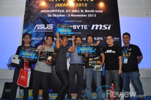 AOCT 2013 Nasional - Kilas Balik Hari Kedua: Pro OC Tournament 21 Pemenang sesi Gigabyte berpose bersama Bapak David, Bapak Benny, dan Bapak Andy.