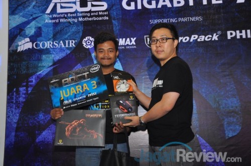 AOCT 2013 Nasional - Kilas Balik Hari Kedua: Pro OC Tournament 22 Juara 3 dari sesi MSI, Iqbal Rizki, bersama Bapak Andy. Juara 3 mendapatkan souvenir dari NZXT dan MicroPack.