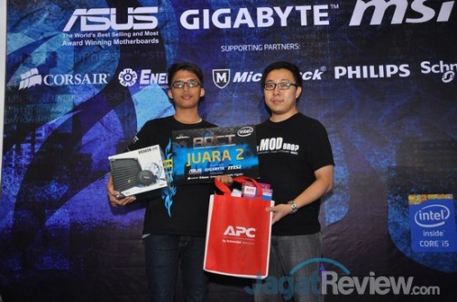 AOCT 2013 Nasional - Kilas Balik Hari Kedua: Pro OC Tournament 23 Juara 2 dari sesi MSI, Fajar Martin, bersama Bapak Andy. Juara 2 di sesi ini mendapatkan NZXT Kraken X40 dan souvenir dari Schneider Electric.