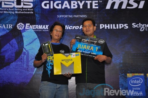 AOCT 2013 Nasional - Kilas Balik Hari Kedua: Pro OC Tournament 24 Juara 1 dari sesi MSI, Ekky, bersama Bapak Yusia dari AAA, distributor MSI. Juara 1 mendapatkan motherboard yang digunakan dalam turnamen, Z87 MPower SP, serta flash disk dari Corsair.